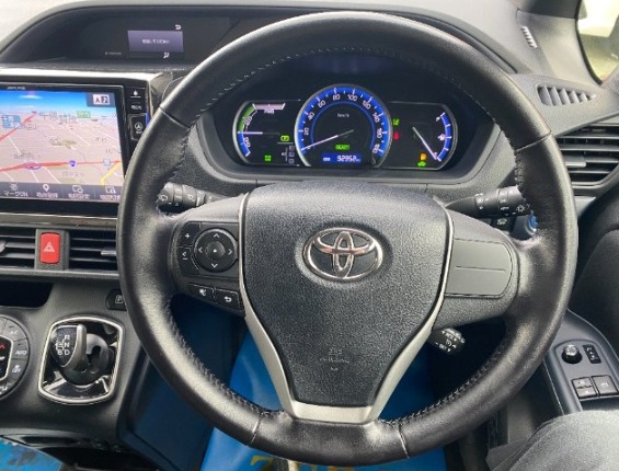 Toyota Voxy 2016-8